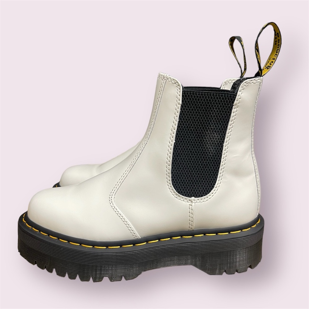 NEW W/ BOX 2976 DR MARTENS SMOOTH LEATHER PLATFORM CHELSEA BOOTS - WOMEN SIZE 8